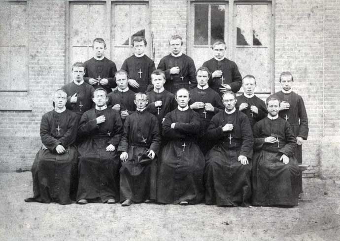 Fraters van het Instituut St. Nicolaas (bron: coll. Stadsarchief Oss, nr. BCO018122)