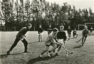 Leerlingen van Saint Louis spelen hockey op het Albano-sportpark (foto: Louis van Paridon, collectie Katholiek Documentatie Centrum 7B1731)