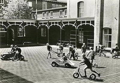 Leerlingen van Saint Louis spelen op de kleine cour (foto: Louis van Paridon, collectie Katholiek Documentatie Centrum 7B1732)