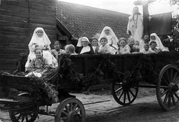 Heilige Kindheidsoptocht van het pensionaat Sint Franciscus van Sales in Reusel, 1923. Bron: Katholiek Documentatie Centrum