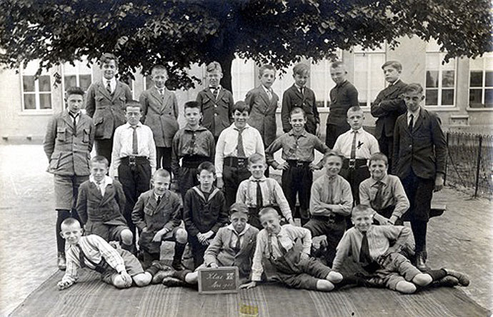 Leerlingen klas 7 Sainte Marie, 1922 (foto: A. Godrie, Boxtel, bron: West-Brabants Archief, collectie Heemkundekring De Vrijheijt van Rosendale BFON00273)