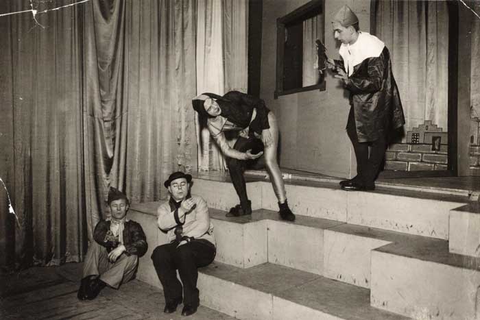 Opvoering toneelvereniging 't Westend o.l.v. broeder Paulo van de Broeders van Liefde, 1930 (Fotopersbureau Het Zuiden. Bron: RAT)