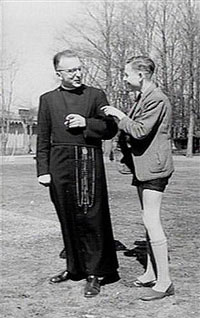 Broeder-onderwijzer Claudius Peijnenborg en een juvenist van Mariaoord, 1956 (foto: collectie Katholiek Documentatie Centrum 1a6175)
