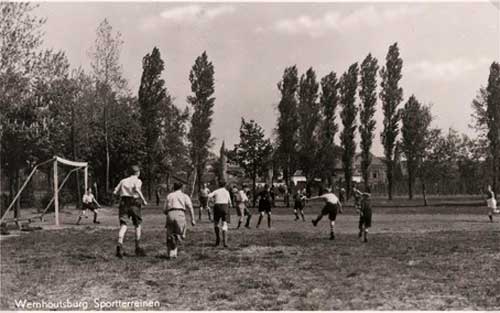 Seminaristen van St. Vincentius tijdens een potje voetbal op een van de sportterreinen. (Bron: coll. West-Brabants Archief, nr. RAW014029293)
