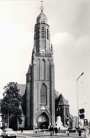 De St. Josephkerk in 1950, met nieuwe torenbekroning. De oude ging verloren door oorlogsschade in 1944. Lange tijd had deze kerk de hoogste toren van Bergen op Zoom, hoewel het verschil met 'De Peperbus' (de toren van de Gertrudiskerk) klein was. In 1972 werd de Josephkerk gesloopt. (Foto: © Job van Nes 2009, bron: reliwiki.nl)