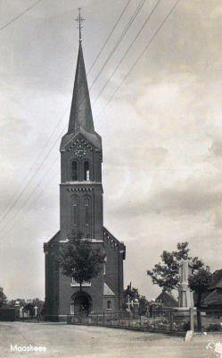 De oude kerk met het H. Hartbeeld, dat de parochianen in 1930 schonken (foto: Jos Pe, 1935. Collectie BHIC)