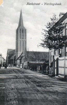 De Kerkstraat met de oude kerk, ca. 1925 (bron: Collectie BHIC)