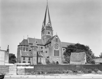 De Sint-Barbarakerk in 1967 (foto: G.J. Dukker. Collectie Rijksdienst voor het Cultureel Erfgoed 112.485)