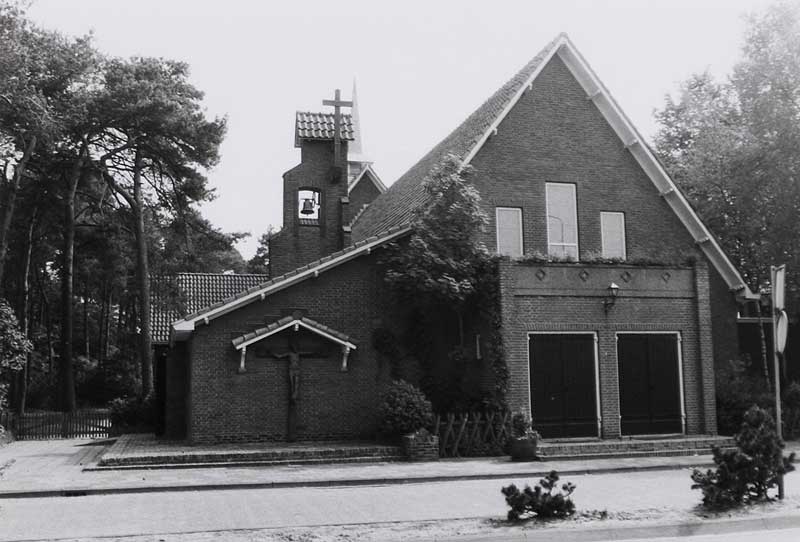 De Gerardus Majellakerk, Deurne, 16 mei 1989. Architect: C. en G. Geenen. (BHIC, PNB001013659, collectie Provincie Noord-Brabant)