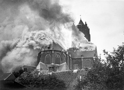 De kerk brandt af (foto: Van Esch, 1944. Bron: Collectie Rijksdienst voor het Cultureel Erfgoed 65.012)