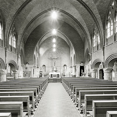 Interieur van de Bernadettekerk (foto: G. Barbiers, 2001. Bron: Collectie Rijksdienst voor het Cultureel Erfgoed 339.557)