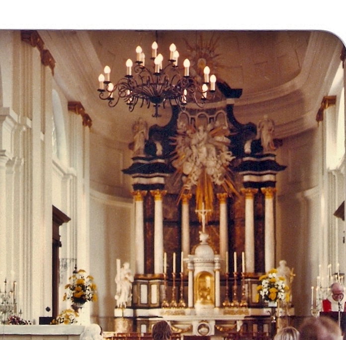 Het interieur van de Sint-Janskerk in 1978. Uiterst rechts is nog juist pastoor Cees van Bruggen te zien; hij overleed op 19 februari 1979. Ingezonden door Lya van Dorst