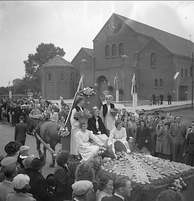Optocht ter gelegenheid van de inwijding van de kerk, 1951 (foto: BHIC, Collectie Fotopersbureau Het Zuiden)