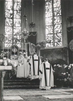 Heilige mis en het gouden priesterfeest voor pastoor A.J.H. van Delft in de Antoniuskerk, 1955 (foto: © Fotostudio Jan Waarma. Bron: Collectie BHIC)