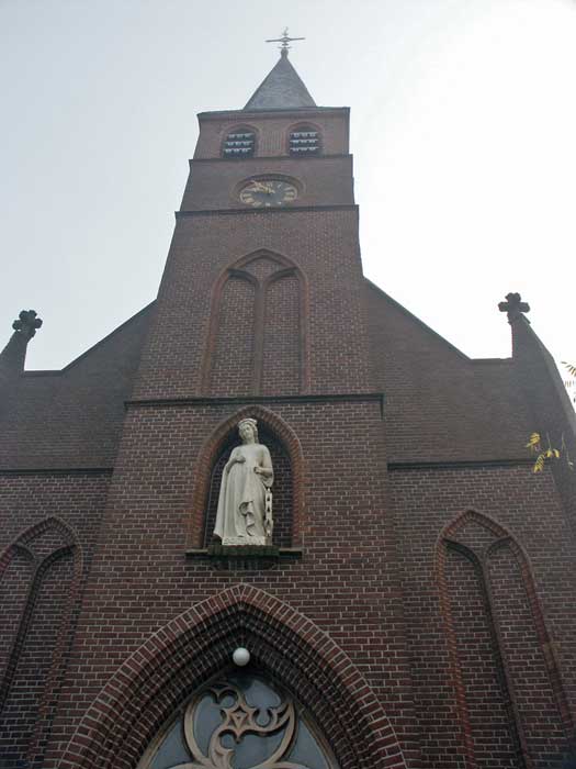 Beeld van de H. Catharina in de gevel van de kerk in Ledeacker (foto: BHIC / Henk Buijks)