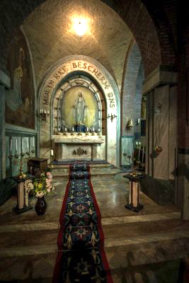 Het Maria-altaar in de Corneliuskerk (foto: Coen Ossenblok, 2014. Bron: Parochie)