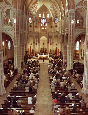 Interieur en eucharistieviering in de Sint Petruskerk tijdens het afscheid van burgemeester van Hövell, 1978 (foto: Collectie BHIC)