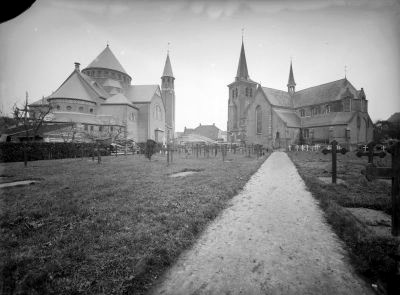 De nieuwe kerk (links) en de oude kerk, 1927 (bron: Collectie Rijksdienst voor het Cultureel Erfgoed 9.279)