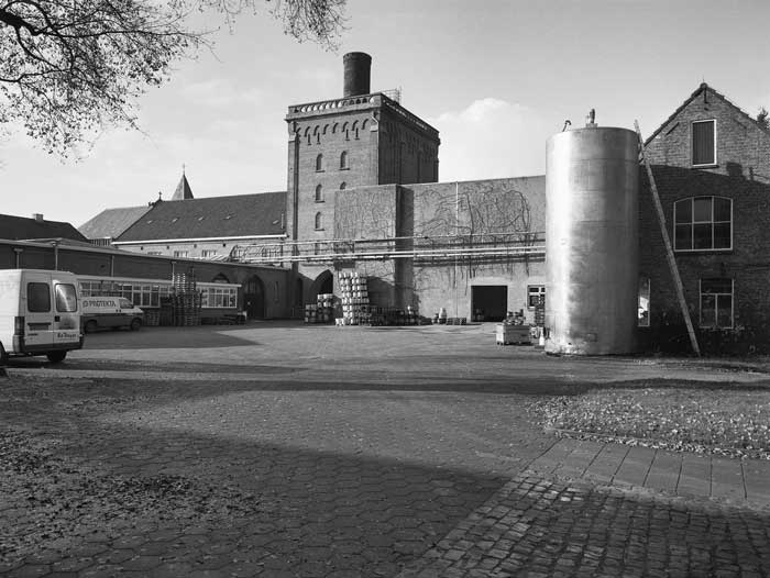 Bij de brouwerij (foto: L.M. Tangel, 1999. Bron: collectie Rijksdienst voor het Cultureel Erfgoed)