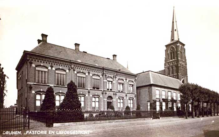 Het klooster van 1887 stond naast de pastorie (collectie Zusters van J.M.J.)