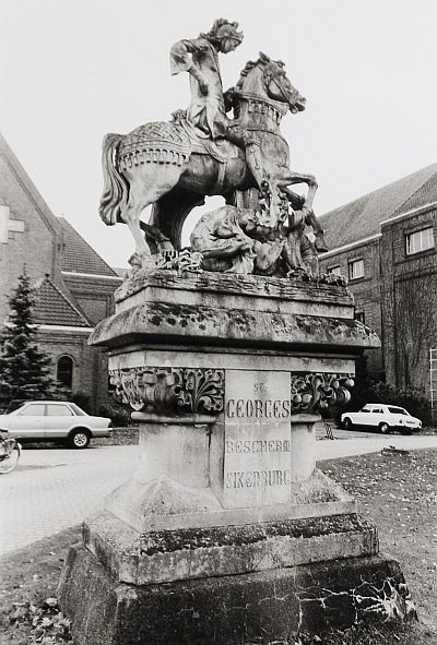 Eindhoven, Sint-Jorisbeeld bij klooster Eikenburg, 1989. Bron: BHIC, coll. Prov. Noord-Brabant