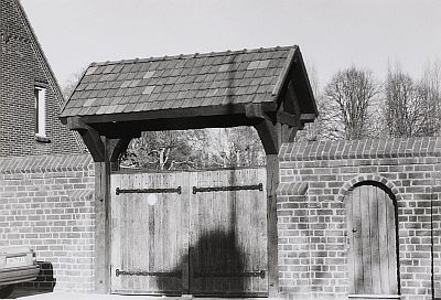Eindhoven, poort van het Kapucijnenklooster, 1989. Foto: BHIC, fotonr. PNB001017804