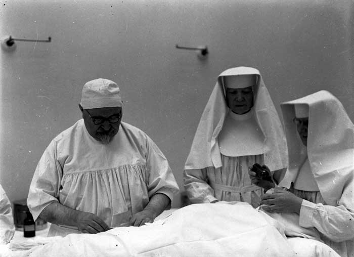 Religieuze verpleegsters helpen dr. Kanters in het Gasthuis in Grave (foto: Foto Smeets. Bron: BHIC)