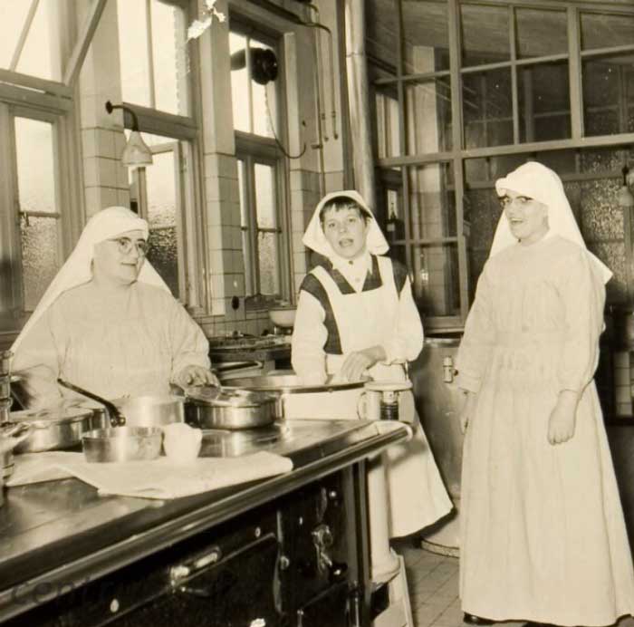Zusters aan het werk in de keuken van het bejaardenhuis (collectie RHCe)
