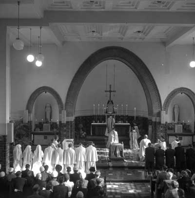 Uitreiking missiekruisen bij de Broeders van Sint Joannes de Deo, 1959 (foto: Fotopersbureau Het Zuiden.Collectie BHIC) 