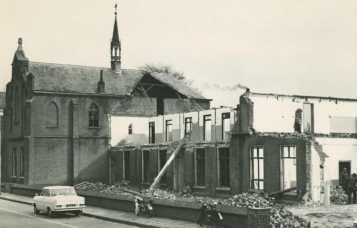 Mill, afbraak van het oude klooster, 1967. Fotograaf: Fotostudio Jan Waarma. Foto: BHIC, fotonr. GLD07681