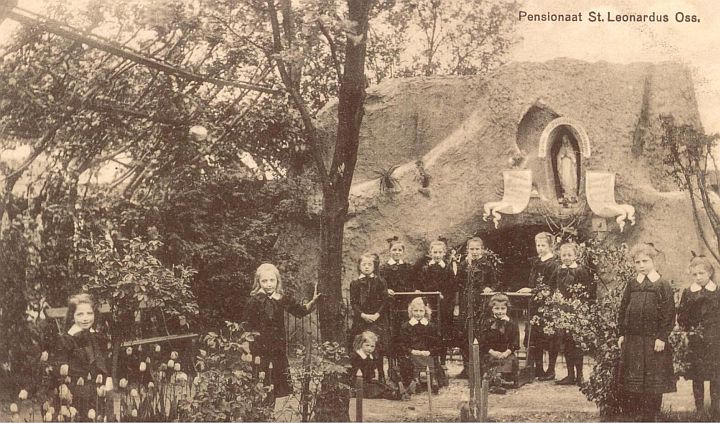 Lourdesgrot bij meisjespensionaat Leonardus, c. 1910. Foto: BHIC, fotonr. 1920-001935