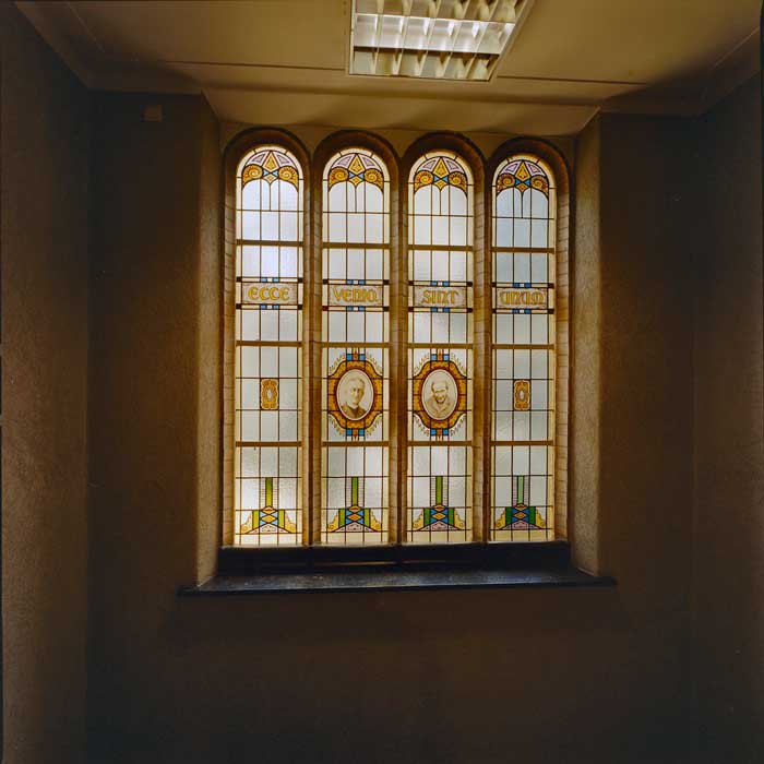 Glas-in-loodramen in het trappenhuis (foto: G.J. Dukker, 2002. Bron: collectie Rijksdienst voor het Cultureel Erfgoed, fotonummer 344.621)