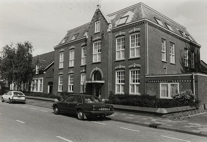 Het Franciscusgesticht aan de Lange Weg 4 in Kruisland, 1987. Foto: BHIC, fotonr. PNB001059809.