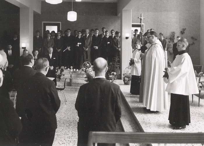 Mgr. Rooyackers zegent het ulo-internaat in, 1965 (foto: Fotostudio Jan Waarma. Bron: collectie BHIC)