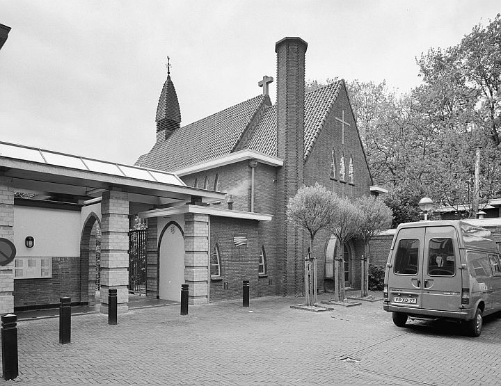 Tilburg, kapel bij het Fraterhuis, 1996. Fotograaf: P. van Galen. Bron: Rijksdienst voor Cultureel Erfgoed, fotonr. 332259