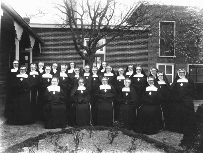 De zusters bij hun 25-jarig verblijf in Waalwijk, poserend in de tuin van het klooster, 1936 (fotopersbureau Het Zuiden. Bron: collectie Streekarchief Langstraat Heusden Altena) 