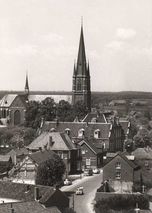 Klooster en kerk, gezien vanaf de silo van de veevoederfabriek (collectie BHIC)