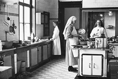 Zusters aan het werk in de keuken (Foto: Pater van Schijndel, c. 1966. BHIC, collectie Keeris)
