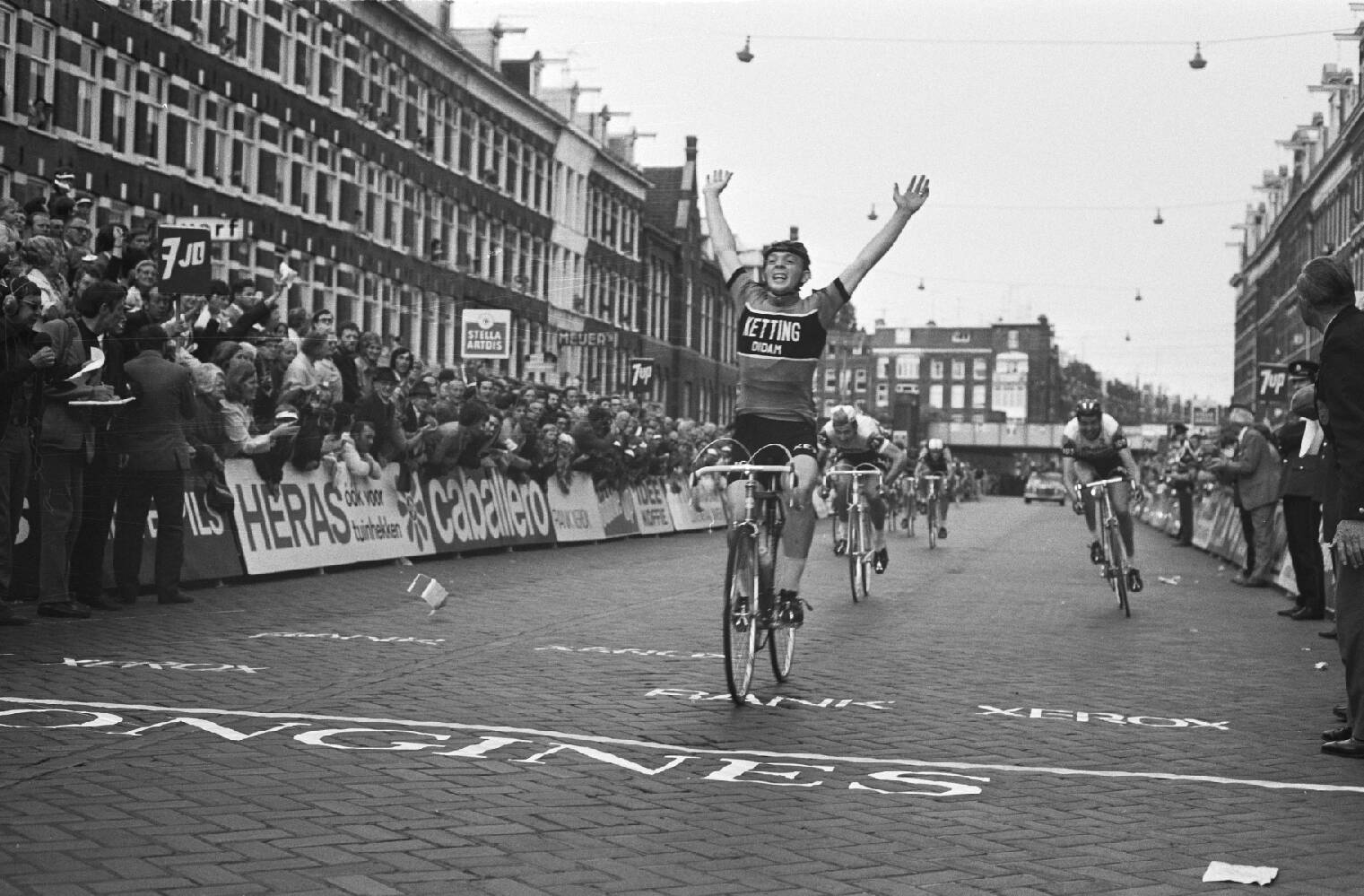 Etappewinnaar Piet van Katwijk passeert de finish van Olympia's Tour door Nederland, 1971 (foto: Anefo. Bron: Nationaal Archief 924-5496; CC0)