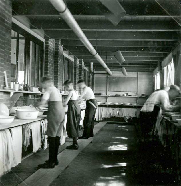 Jongens van seminarie Beekvliet, geëvacueerd in Udenhout, in de wasgelegenheid, c. 1942-1945 (collectie BHIC)