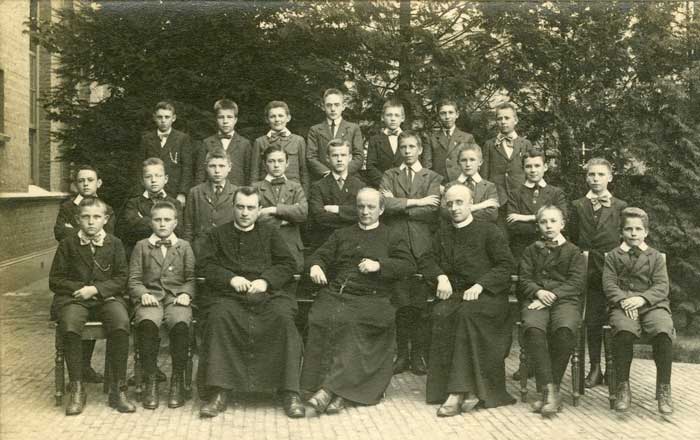 Klas van een internaat van de fraters van Tilburg, 1920 (bron: Regionaal archief Tilburg)