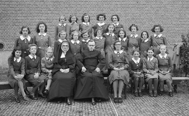 Pupillen en leiders van het internaat Sint Antonius in Bergen op Zoom (bron: West-Brabants Archief)