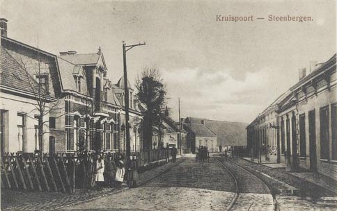 Kruispoort - Steenbergen, in het wegdek de rails van de N.V. Zuid-Nederlandsche Stoomtramweg-Maatschappij (ZNSM) (WBA, Foto Archief Bergen op Zoom, BOZ001035374)