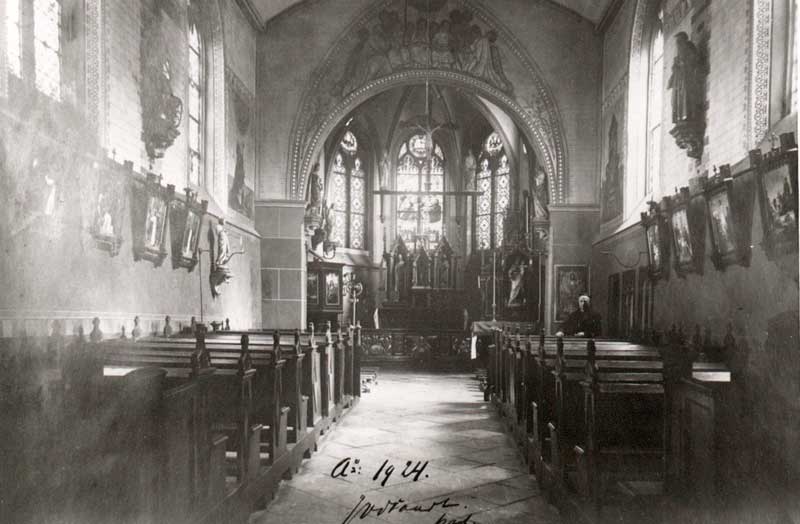 Pastoor Vervaart in de kerk vóór de aanbouw van de zijbeuken, c. 1924 (bron: BHIC, fotonr. LED0090)