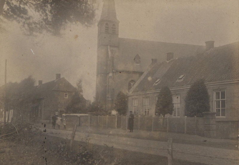 De kerk van Ledeacker met de oude pastorie en de school, c. 1915 (BHIC, fotonummer LED0104)