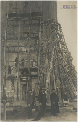 Het restaureren van Petrus Banden kerktoren, 1905 (Streekarchivariaat Peelland, bron: RHCe)