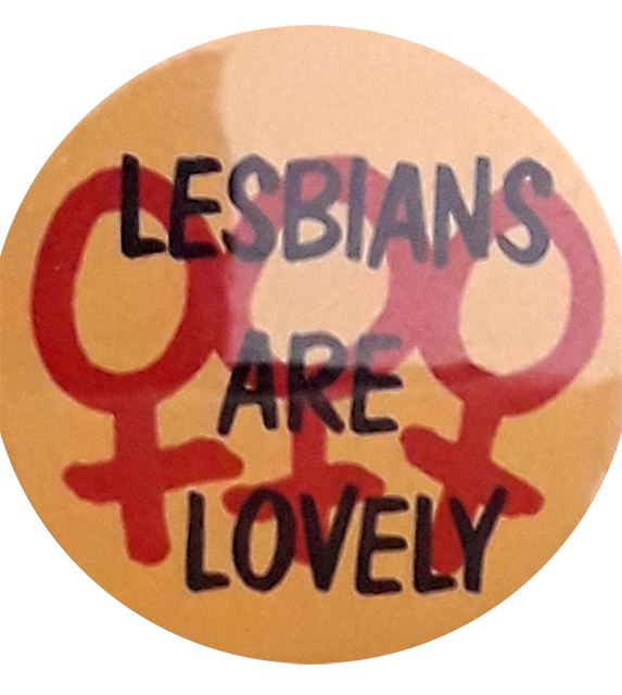 Foto van button "Lesbians are lovely". Bron: Marja Langendijk.