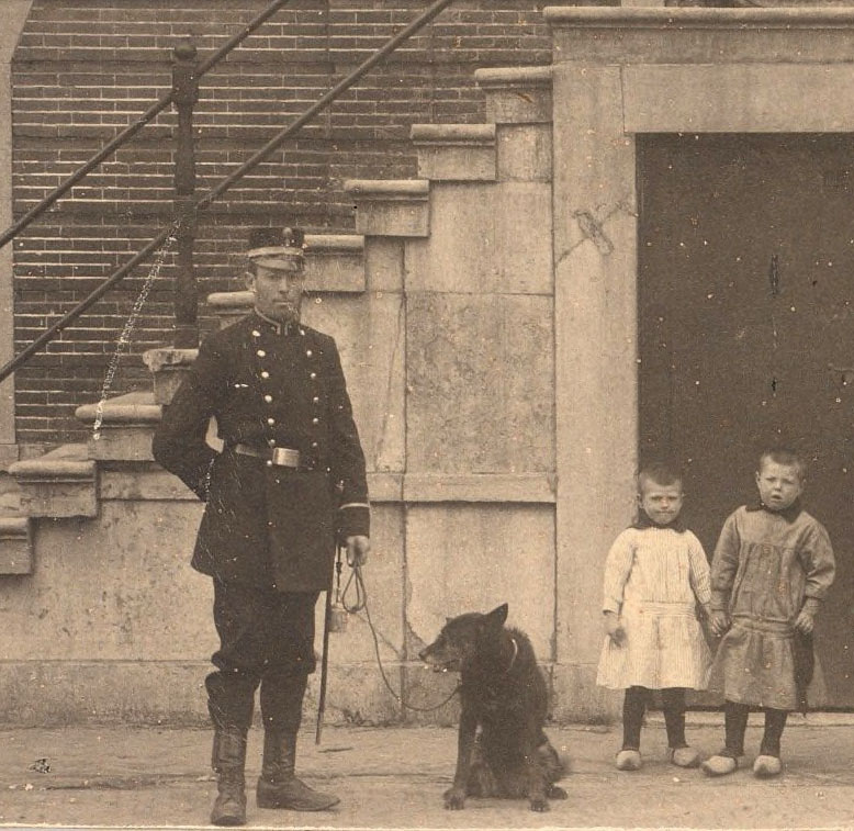 Een veldwachter in uniform, in dit geval in Sint-Michielsgestel, 1915 (BHIC, detail fotonummer FOTOSM.0974)