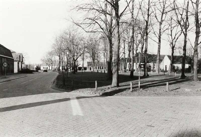 Het plein in Zandoerle (foto: Wies van Leeuwen / Provincie Noord-Brabant. Bron: BHIC)
