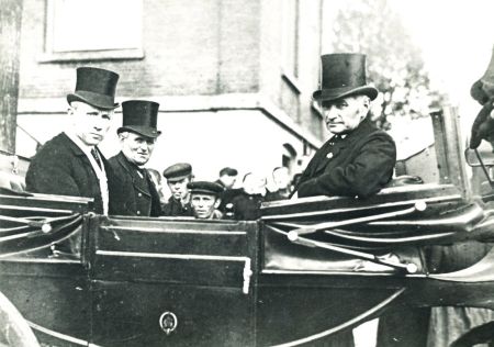 Burgemeester Van Dijk, linksvoor, tijdens zijn installatie, met weth. Meulendijks linksachter en weth. Raaijmakers rechts, 1905 (bron: RHCe)
